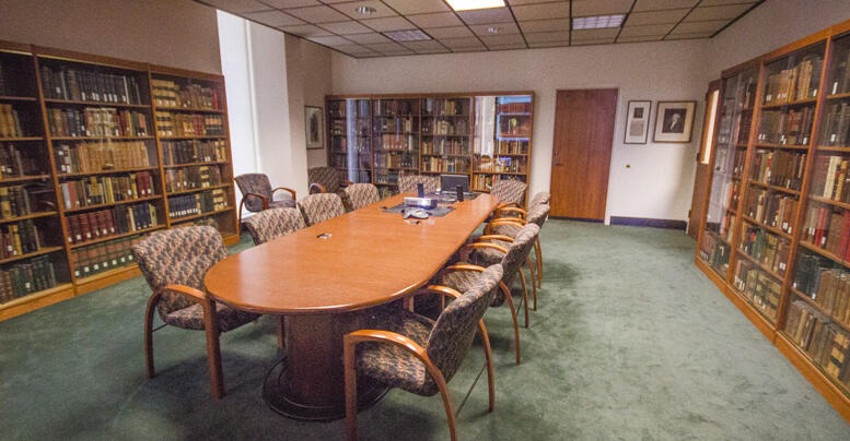 Table and chairs in the Rare Book Room in Norris Medical Library